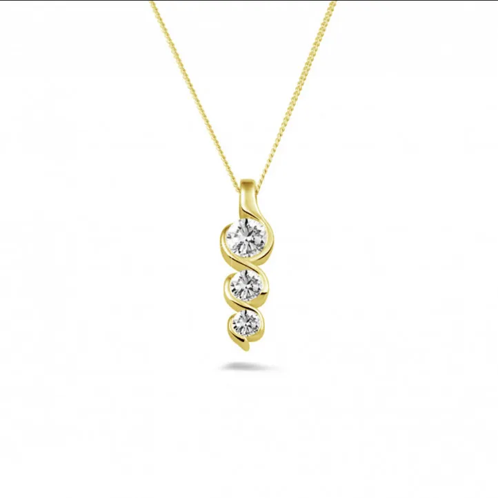 0.57 quilates trilogía colgante diamante en oro amarillo 