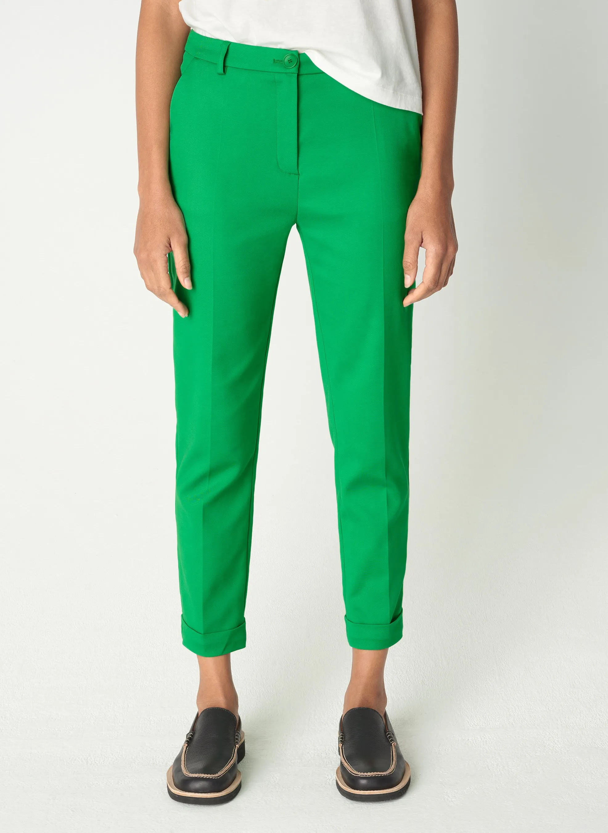 ACOTE Pantalón de pinzas chino con dobladillo en el bajo en verde