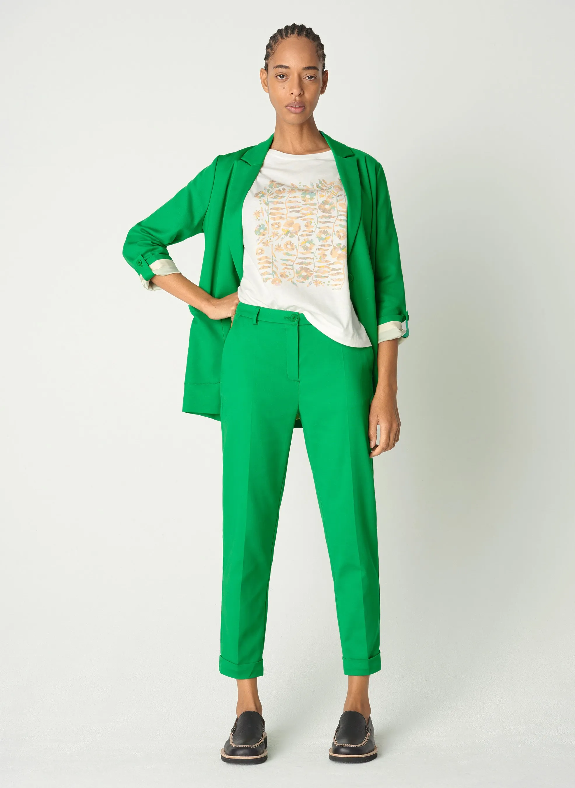 ACOTE Pantalón de pinzas chino con dobladillo en el bajo en verde