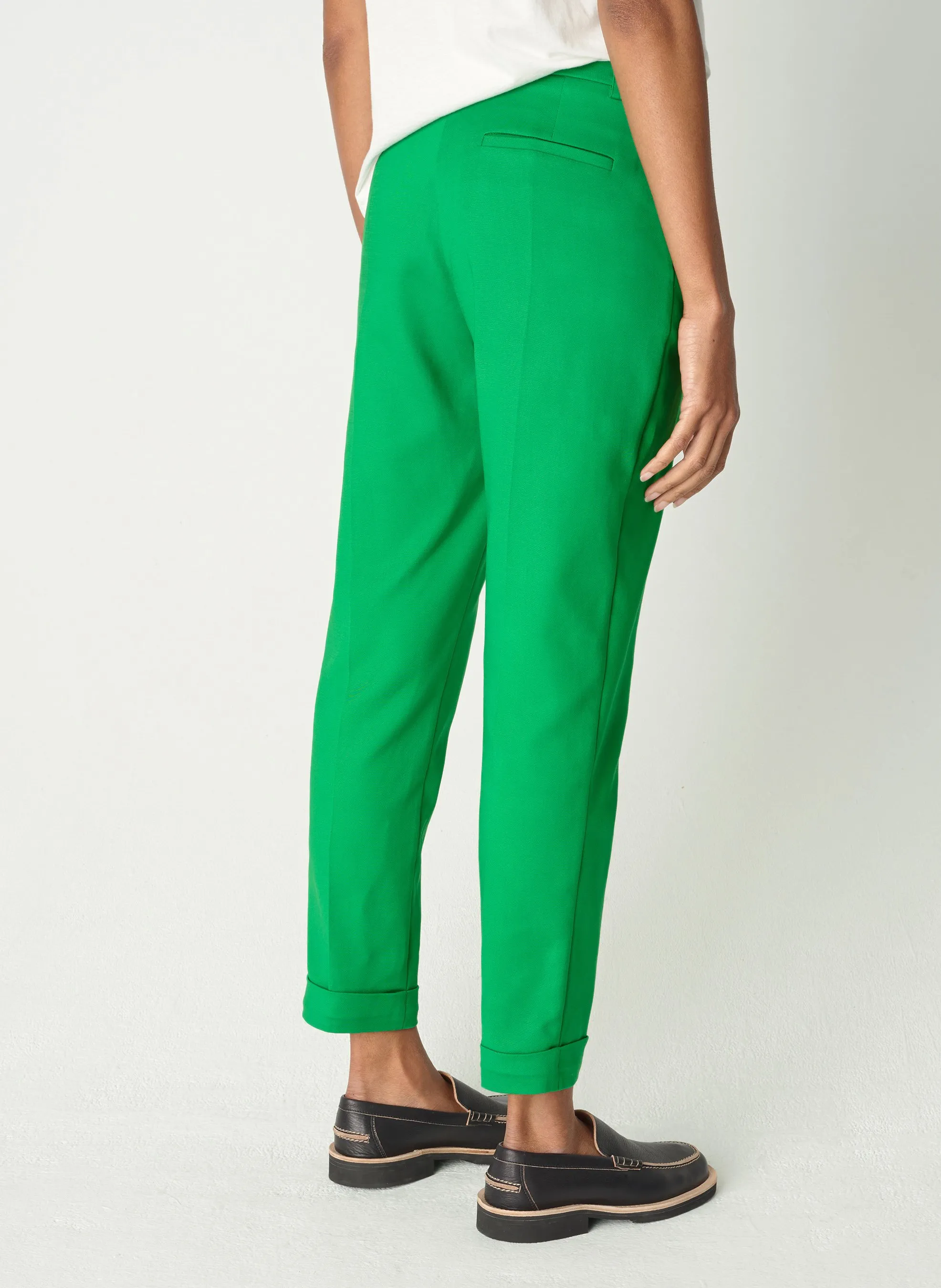 ACOTE Pantalón de pinzas chino con dobladillo en el bajo en verde