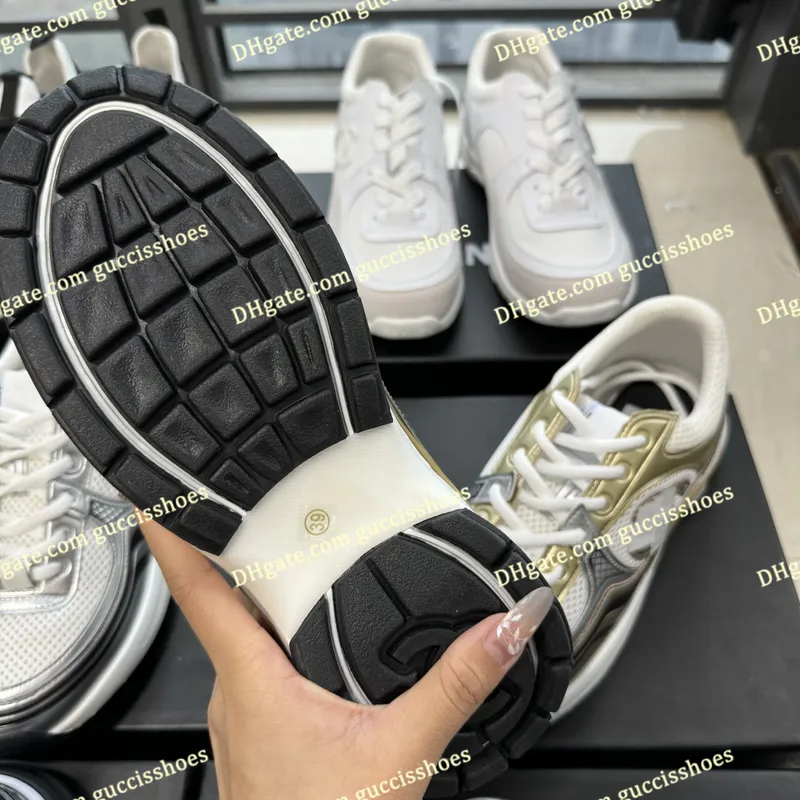 Diseñador corriendo zapatos C de cuero Sport Runner de encaje de zapatillas zapato dorado plano metálico plano entrenador malla 