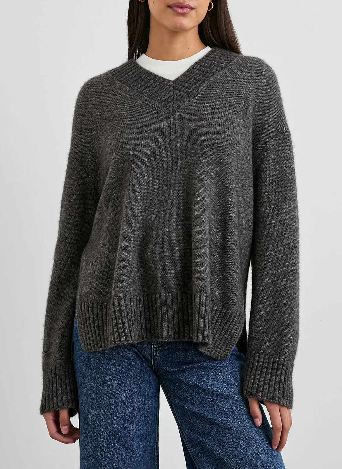 GISELLA  JERSEY DE CACHEMIRA Y SEDA CON CUELLO EN V EN GRIS