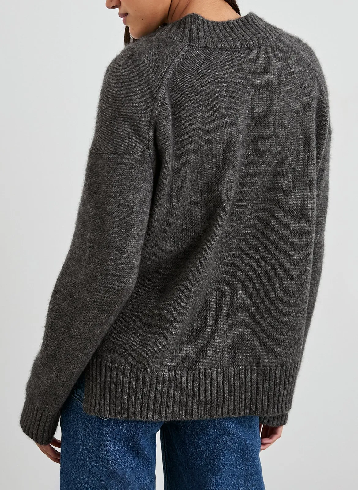 GISELLA  JERSEY DE CACHEMIRA Y SEDA CON CUELLO EN V EN GRIS