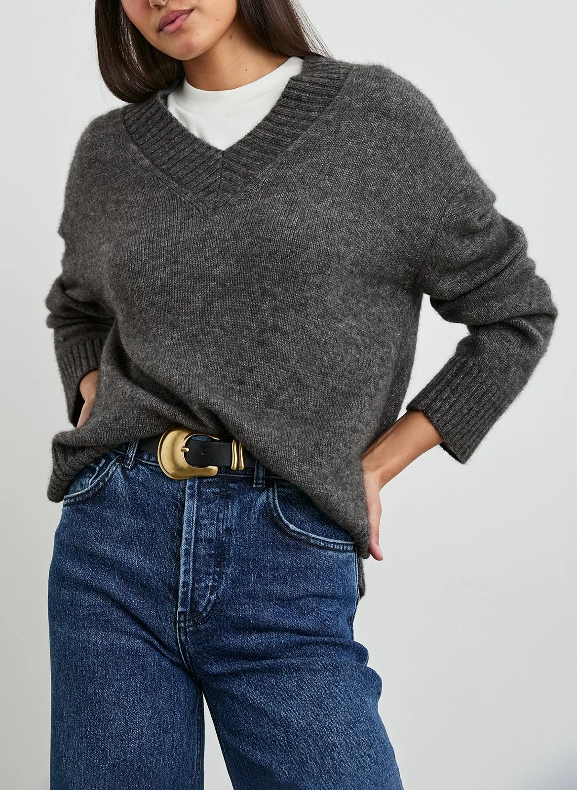 GISELLA  JERSEY DE CACHEMIRA Y SEDA CON CUELLO EN V EN GRIS