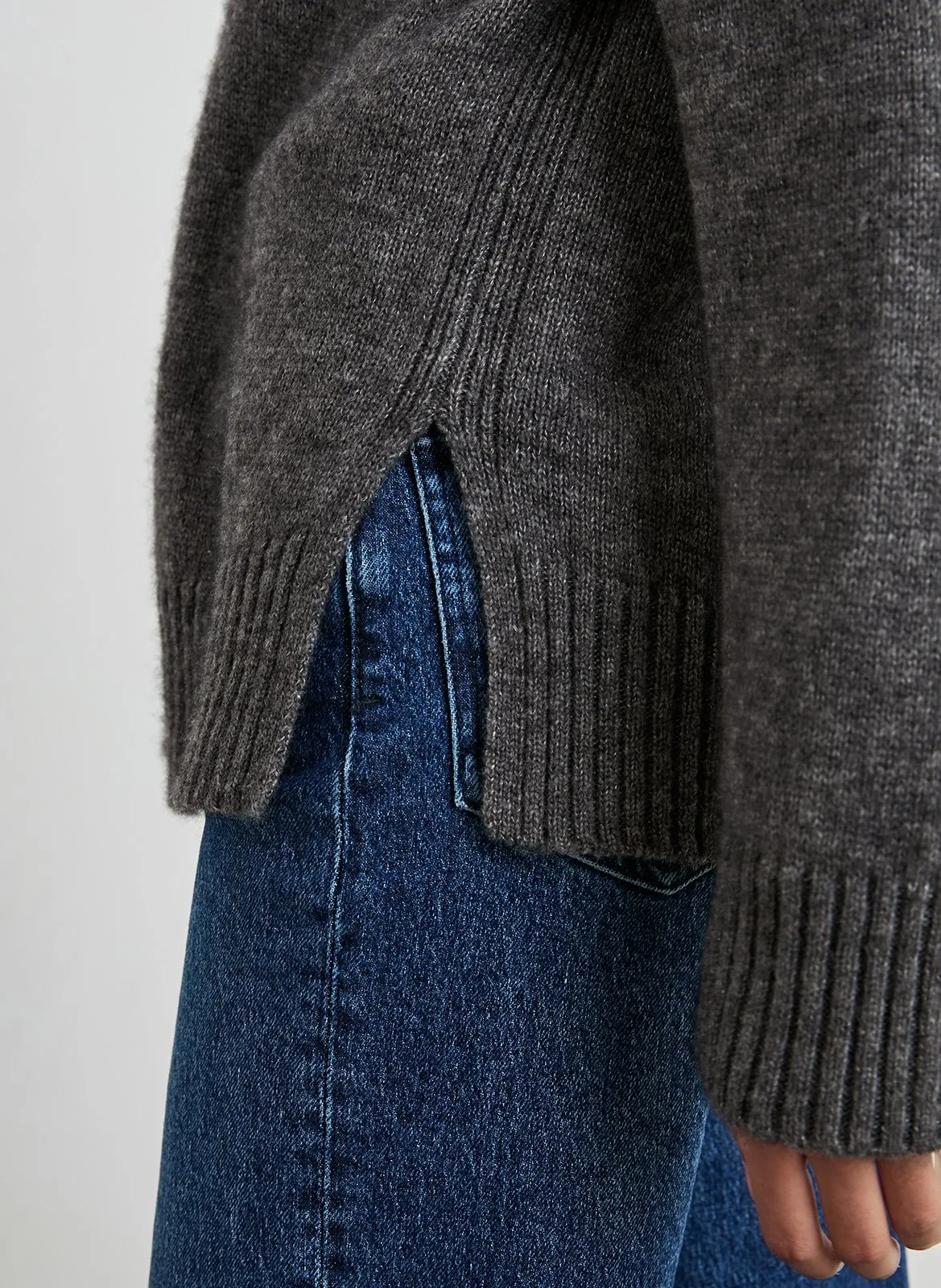 GISELLA  JERSEY DE CACHEMIRA Y SEDA CON CUELLO EN V EN GRIS