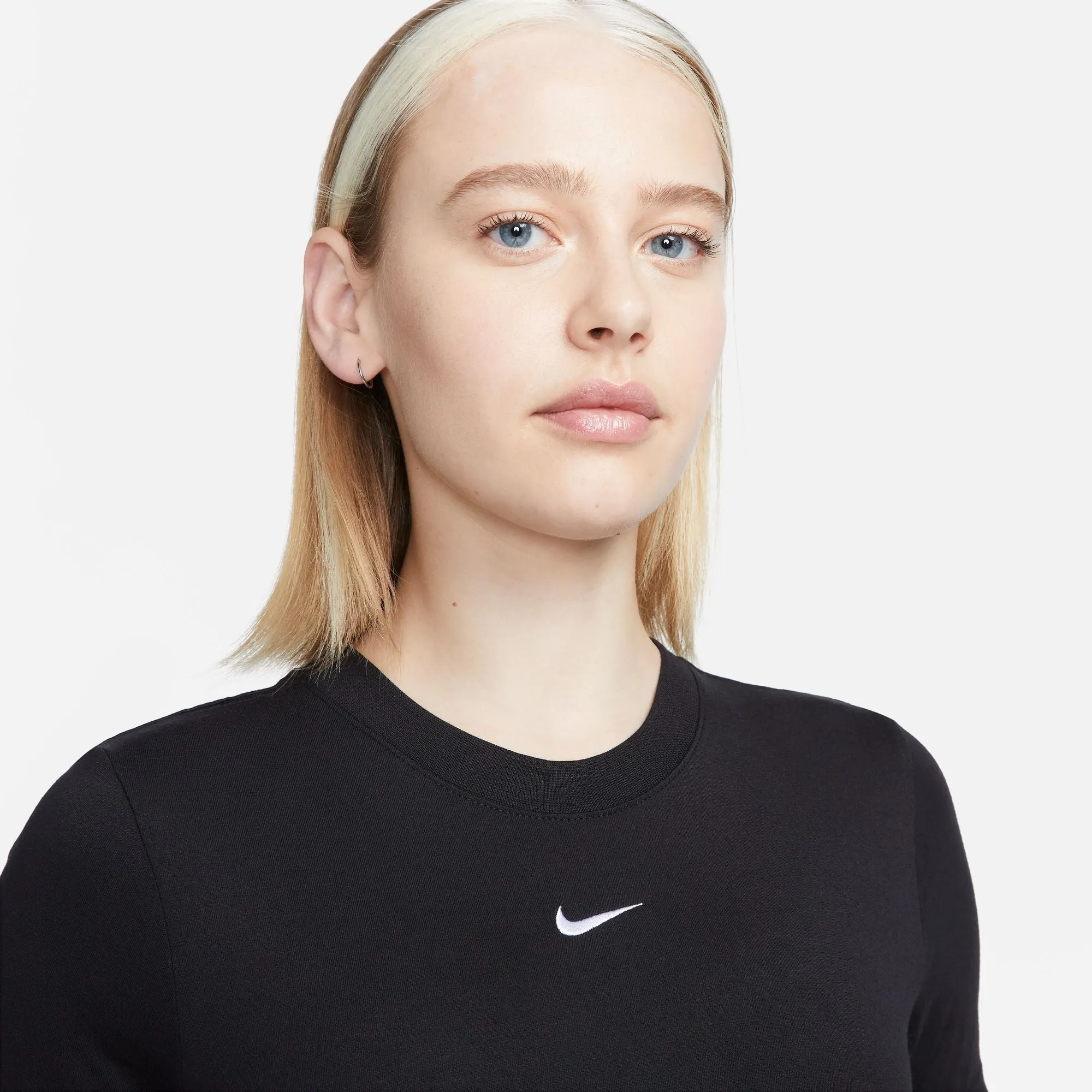 NIKE ESSENTIAL SLIM CROP SWOOSH TSHIRT BLACK
