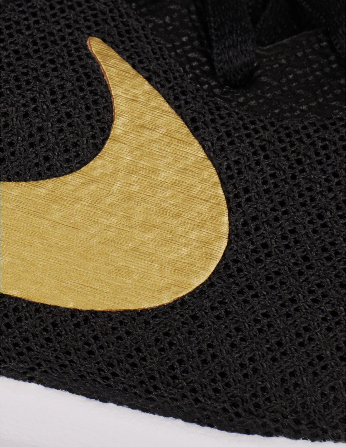 NIKE Revolution 6 Negras Logo Dorado