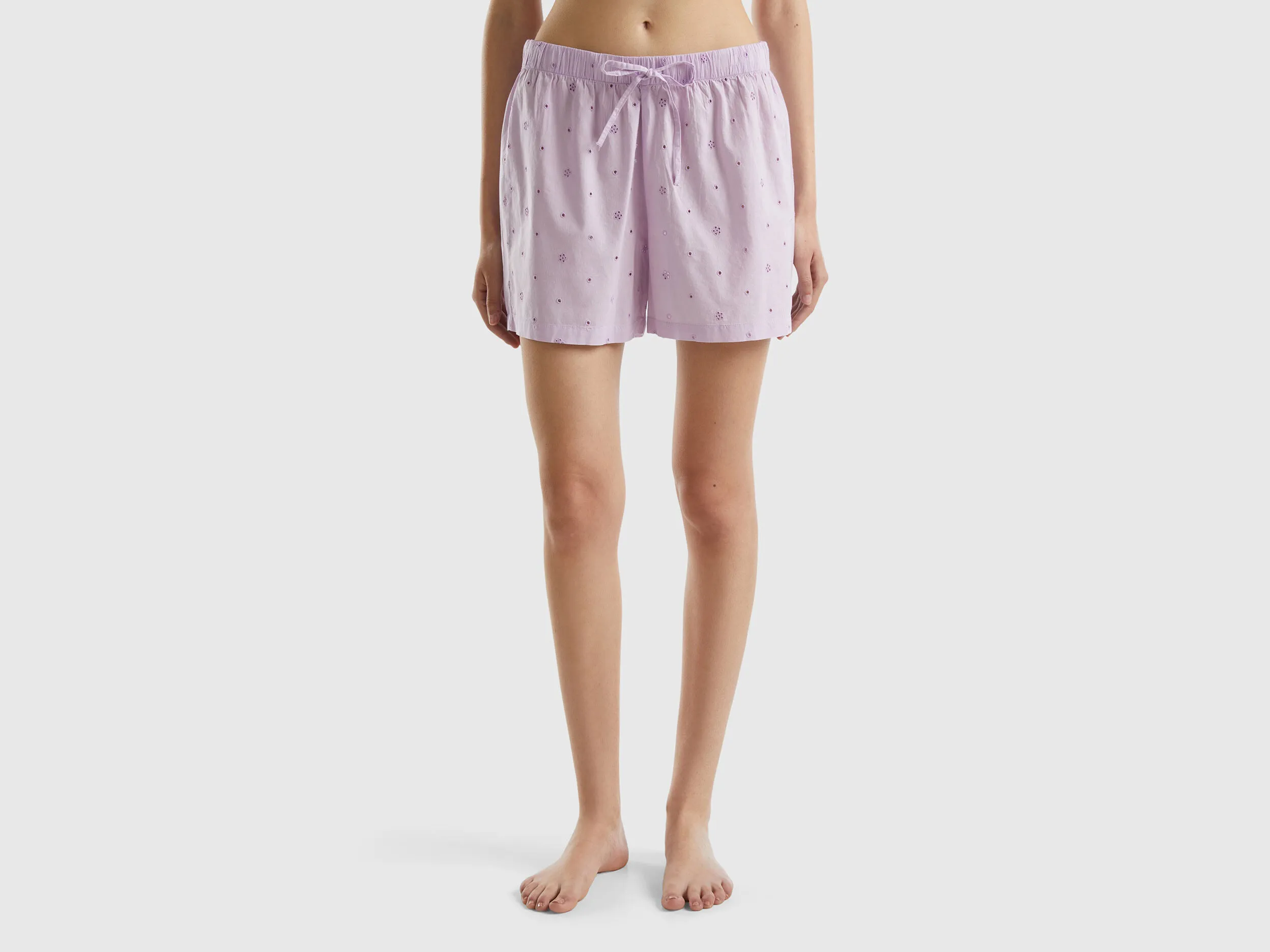 Pantalón corto con bordados de encaje suizo