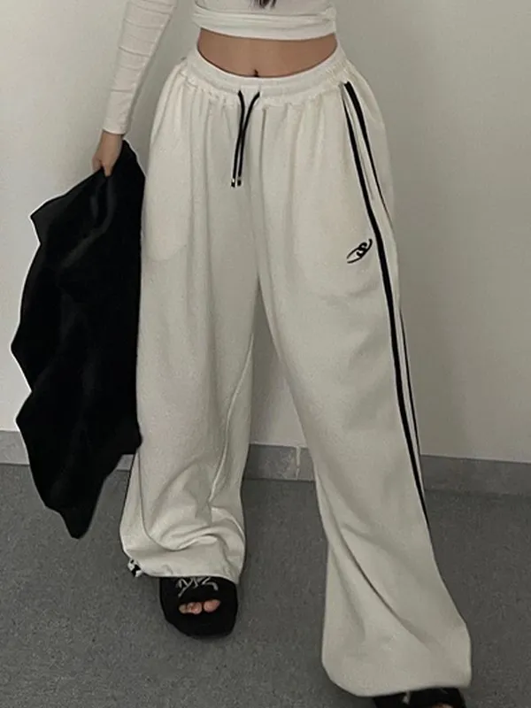 Pantalones deportivos con detalle de ribetes bordados