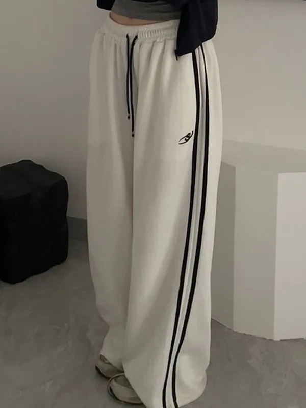 Pantalones deportivos con detalle de ribetes bordados