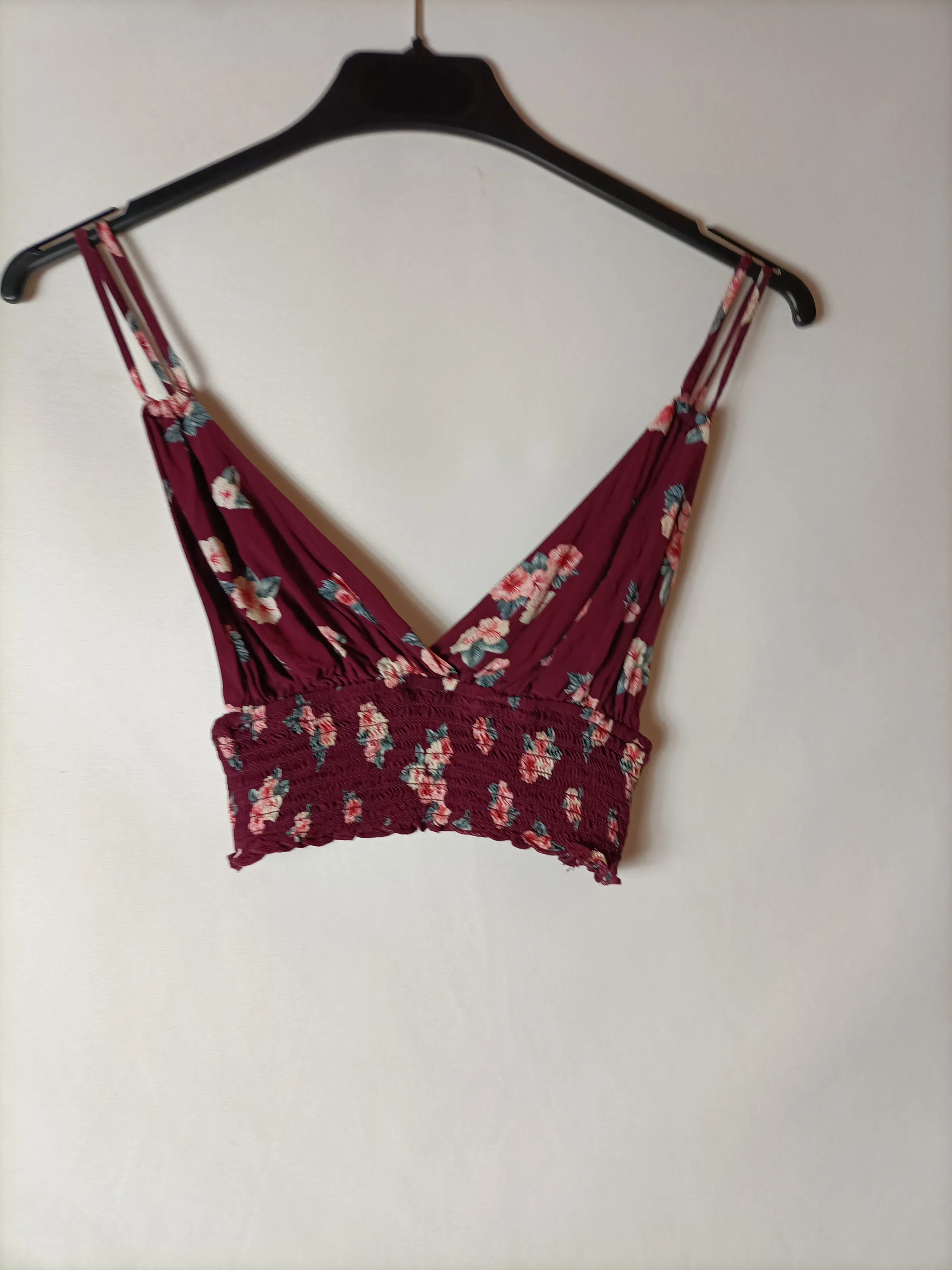 PULL&BEAR. Croptop burdeos flores T.m(xs)