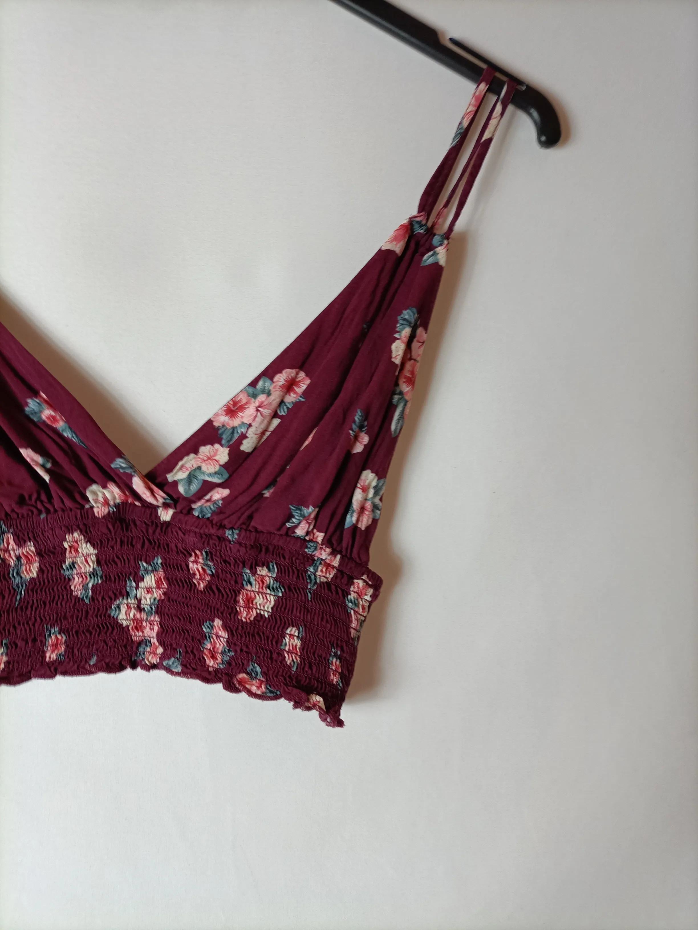 PULL&BEAR. Croptop burdeos flores T.m(xs)