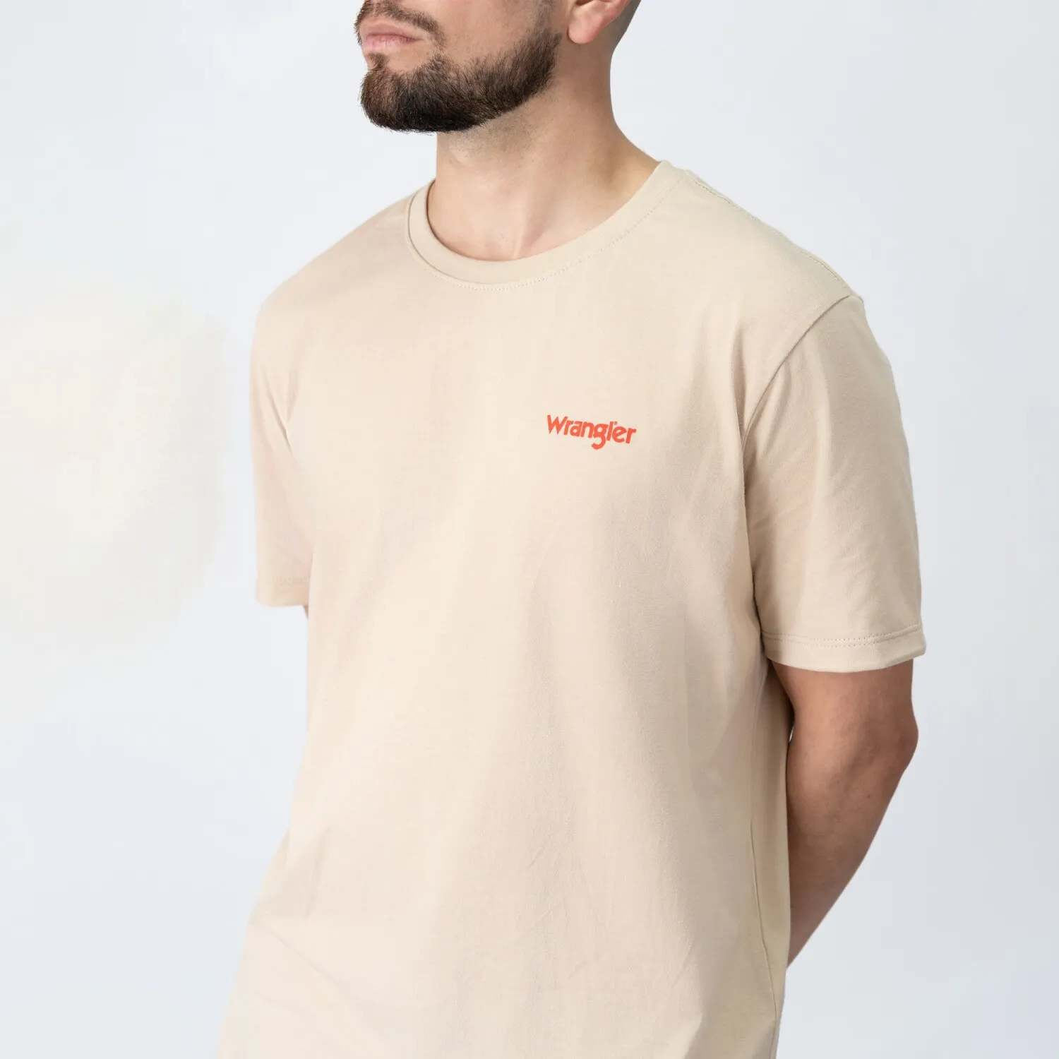 REMERA WRANGLER DE HOMBRE  GREENSBORO LOGO  WM5503URAR  SIN COLOR