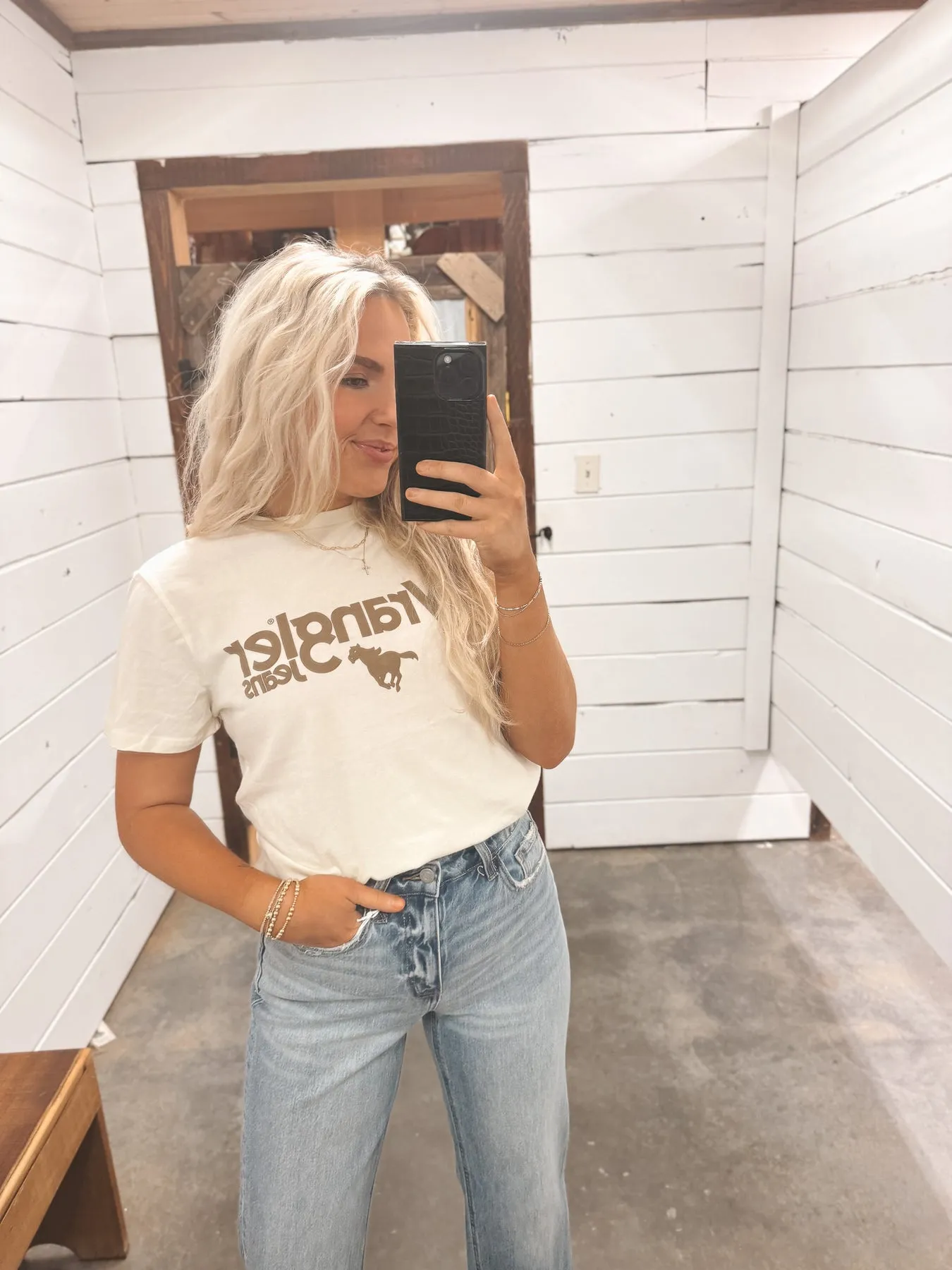 WOMEN'S WRANGLER KABEL LOGO REG FIT TEE IN ANTIQUE WHITE