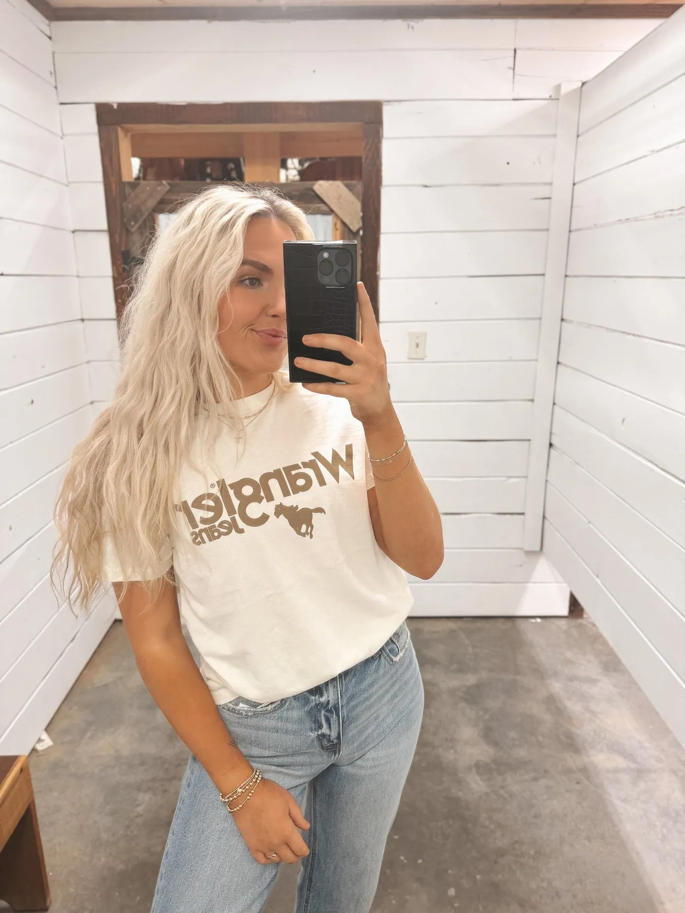 WOMEN'S WRANGLER KABEL LOGO REG FIT TEE IN ANTIQUE WHITE