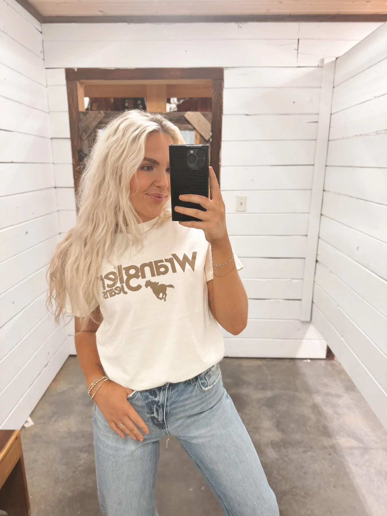WOMEN'S WRANGLER KABEL LOGO REG FIT TEE IN ANTIQUE WHITE