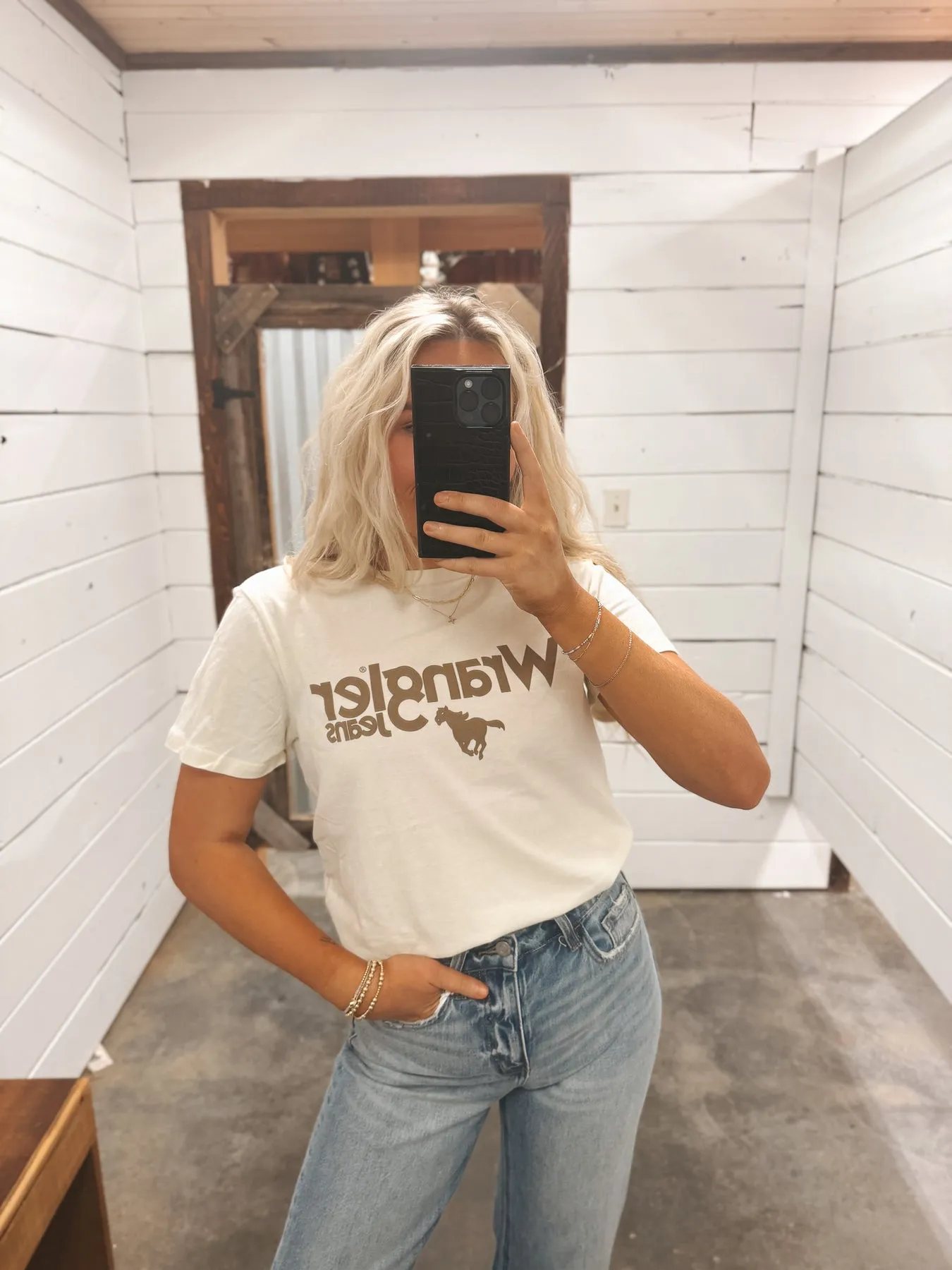 WOMEN'S WRANGLER KABEL LOGO REG FIT TEE IN ANTIQUE WHITE