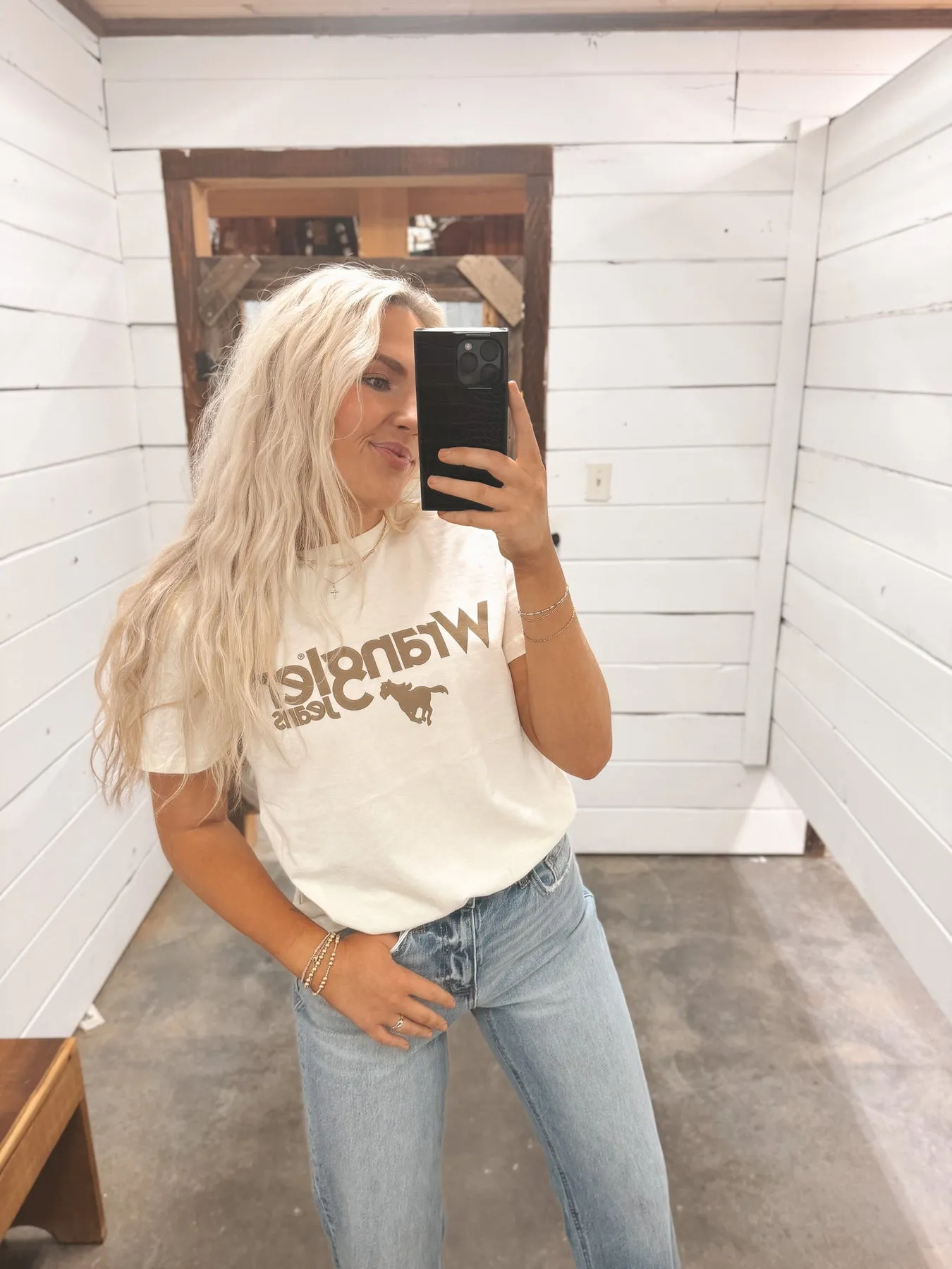 WOMEN'S WRANGLER KABEL LOGO REG FIT TEE IN ANTIQUE WHITE