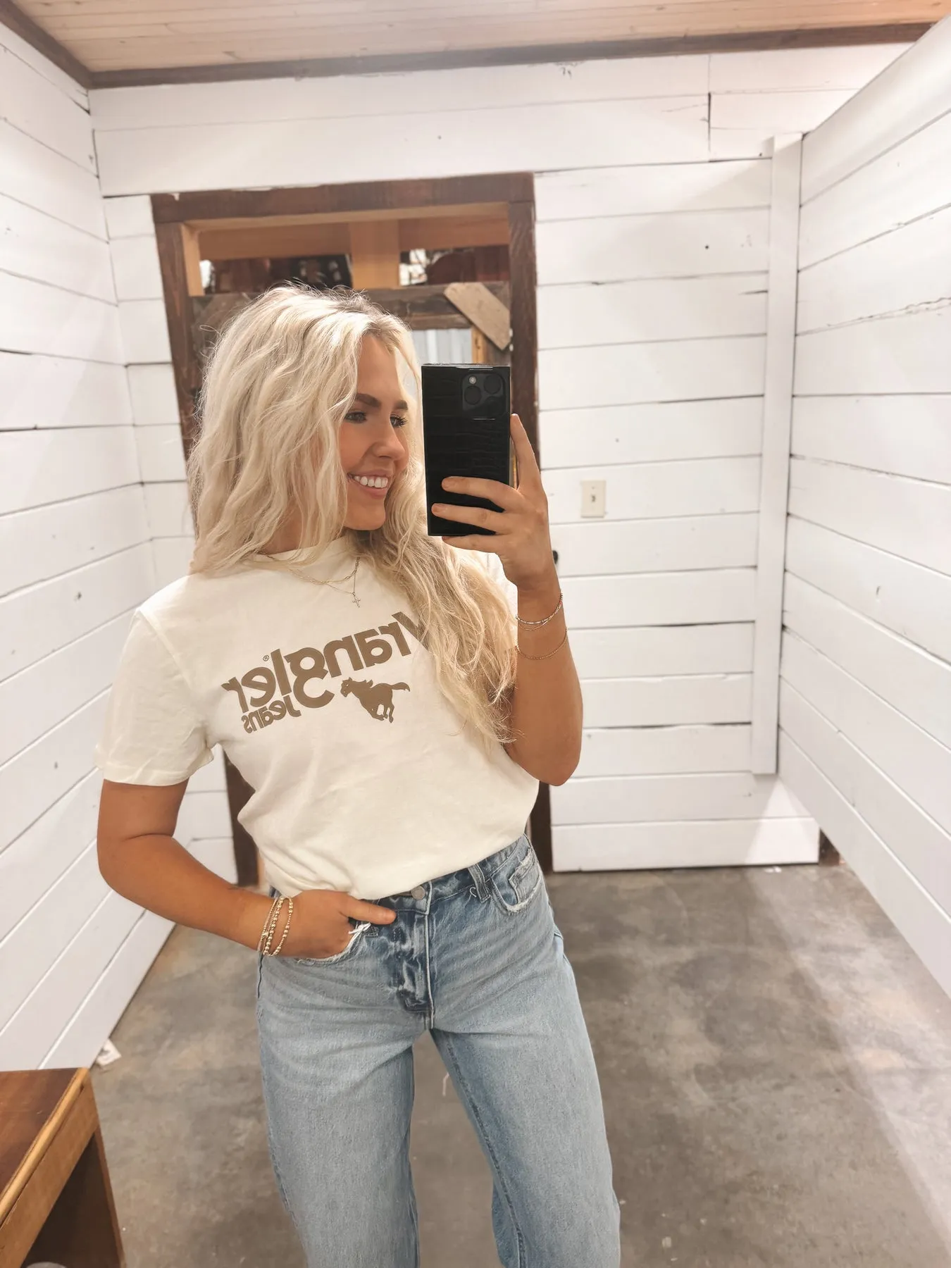 WOMEN'S WRANGLER KABEL LOGO REG FIT TEE IN ANTIQUE WHITE