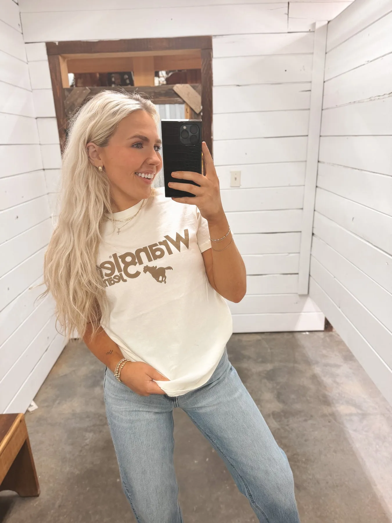 WOMEN'S WRANGLER KABEL LOGO REG FIT TEE IN ANTIQUE WHITE