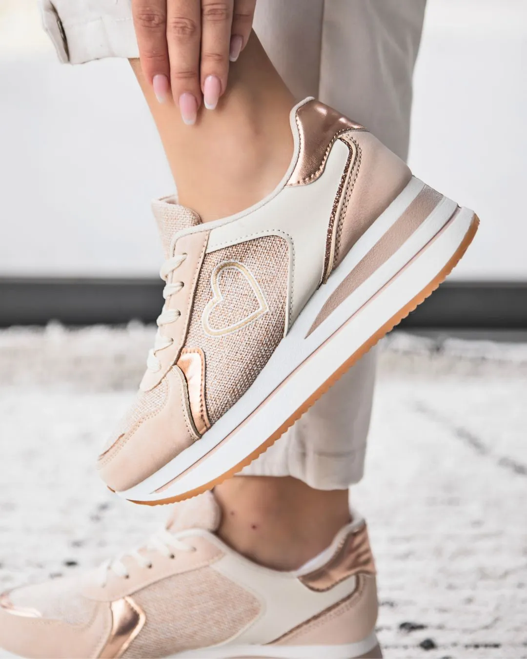 ZAPATILLAS DE MUJER EN TONO NUDE CON CORDONES  JUNON